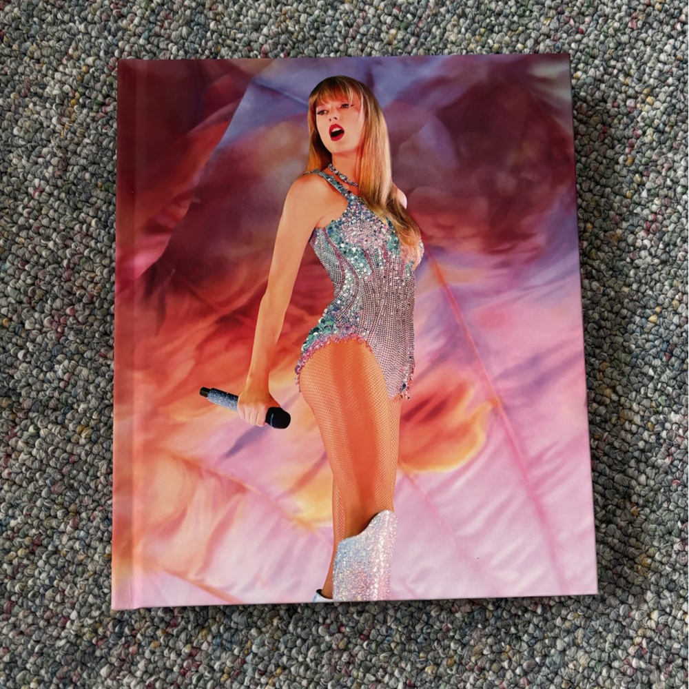 The Official Taylor Swift - The Eras Tour Book (Target‎ Exclusive)